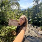 jeune femme en voyage qui tient un journal de voyage pour raconter ses souvenirs